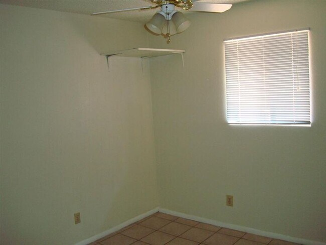 Building Photo - 4BR/2.5BA Townhome w/ Private Yard Near Downtown Tucson