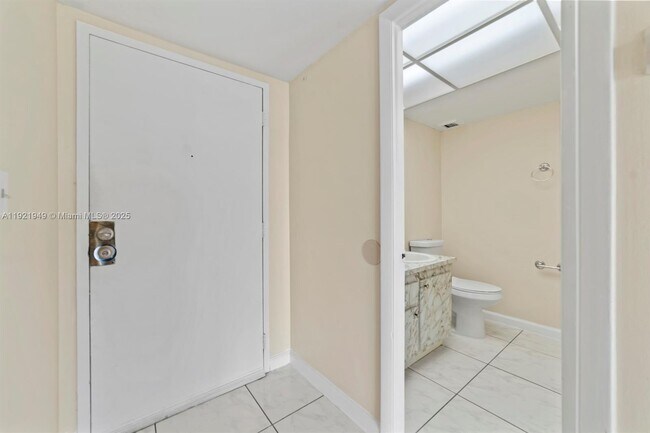 Building Photo - 16710 NE 9th Ave