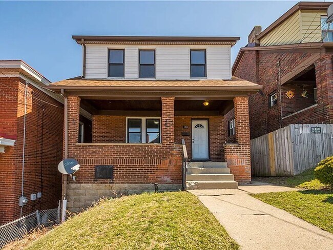Building Photo - 3 bed 1 bathroom - central air, outdoor sp...