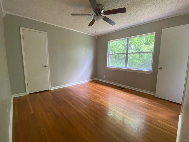 Building Photo - Freshly Renovated 3 Bedroom 1.5 Bathroom i...