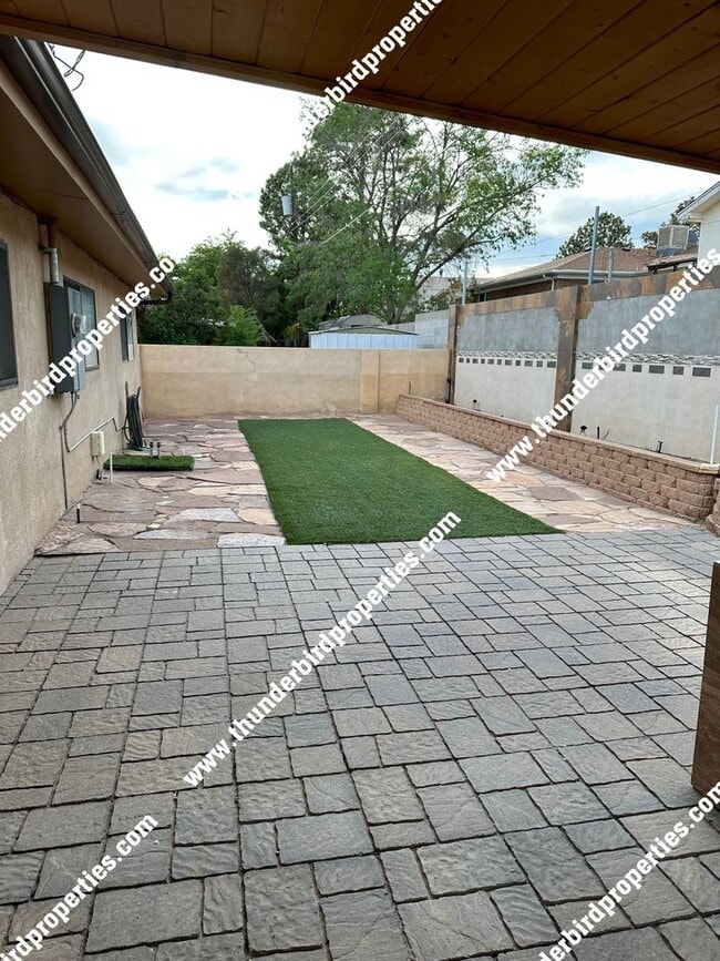 Building Photo - Gorgeous NE Heights Home