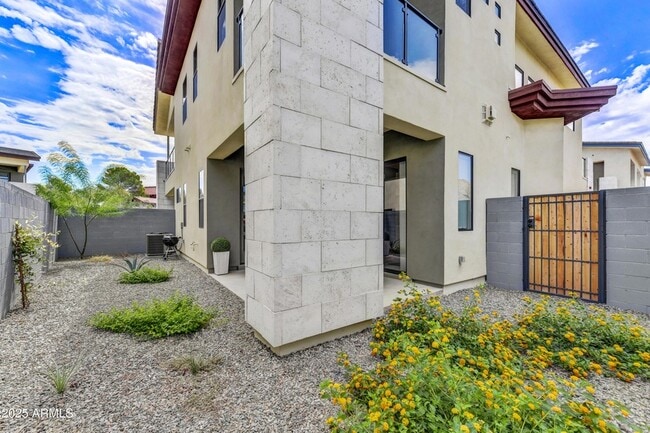 Building Photo - 1 Easy St