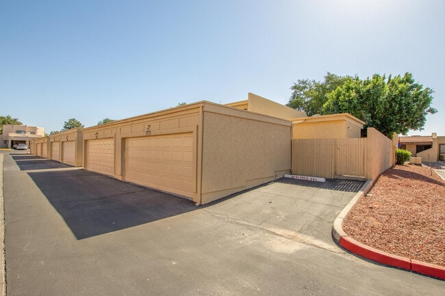 Building Photo - 5713 W Gelding Dr