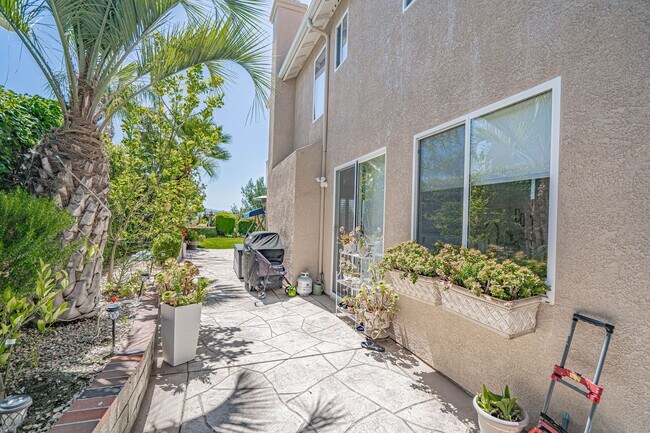 Building Photo - Expansive 5-Bedroom Home with Spa & Solar ...