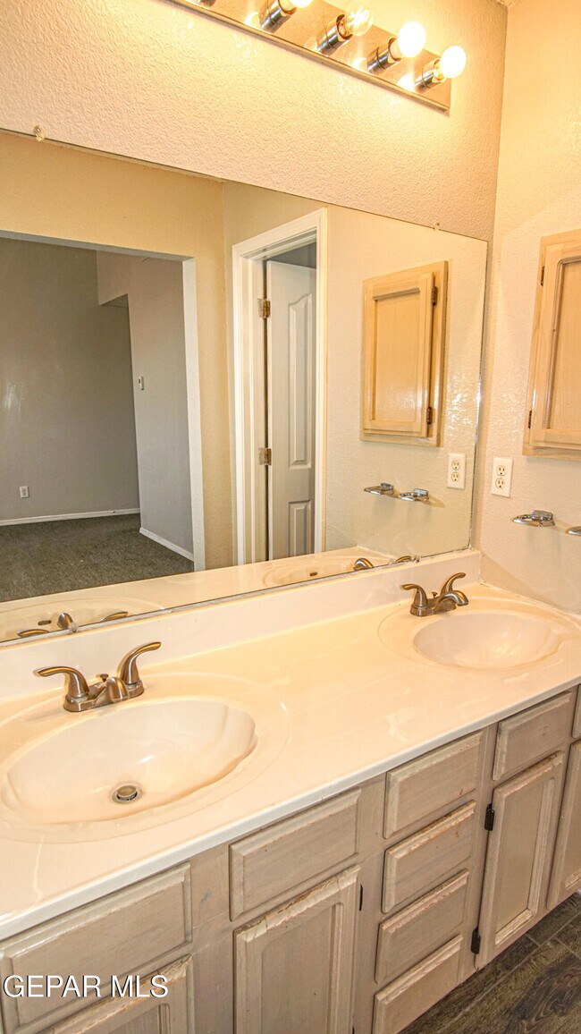 Building Photo - 7481 Umbria Dr