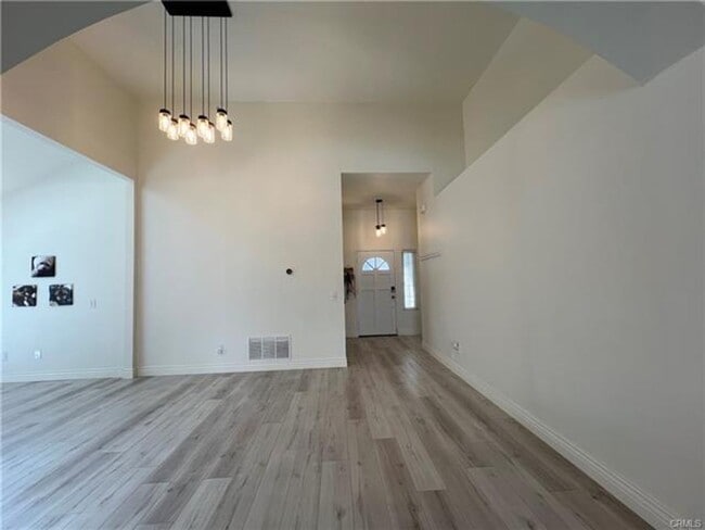 Building Photo - Beautiful Single-Story Pool Home in the He...