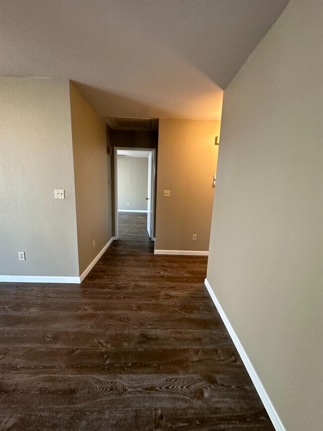 Building Photo - 5072 N Forkner Ave
