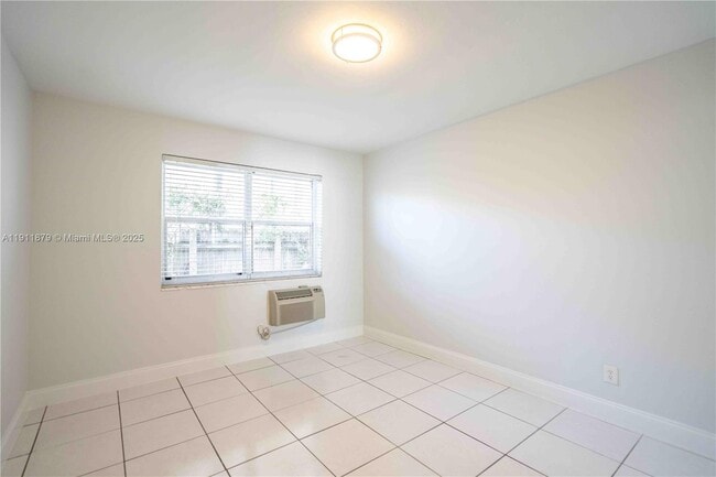 Building Photo - 7821 Carlyle Ave