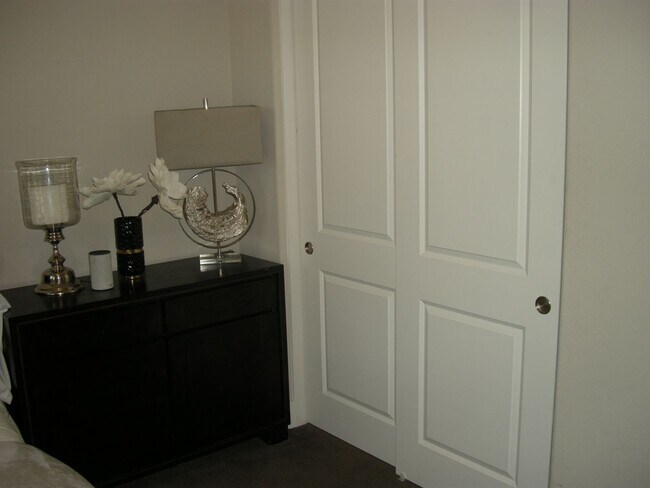 Building Photo - Fully Furnished Four Bedroom, Three Bath H...