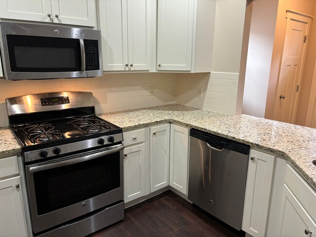 Building Photo - 3 bed /2.5 bath townhouse at Cobblestone a...