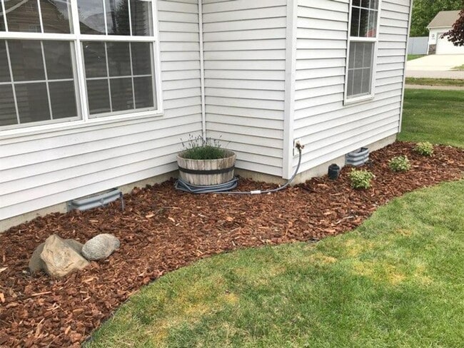 Building Photo - For Rent: 3 Bed, 2 Bath Home with Garage i...
