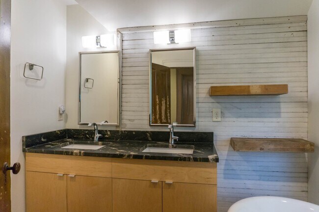 Building Photo - Gorgeous Rustic Renovation in Chicken Hill