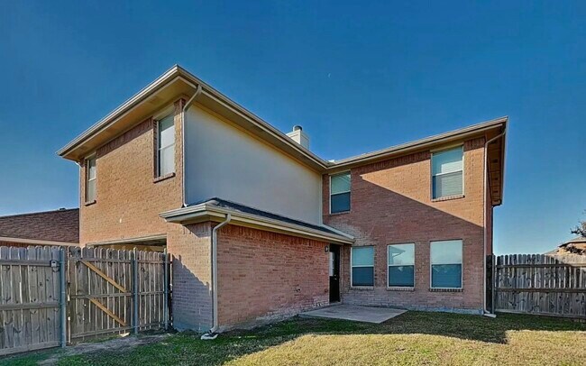 Building Photo - MOVE IN READY