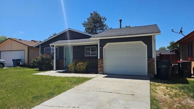 Building Photo - Spacious 4-Bedroom Home – New Updates, Fen...