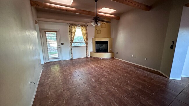 Building Photo - Beautiful 3 Bedroom 2 Bathroom with Low Ma...