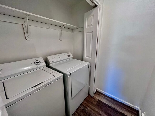 Building Photo - Newly remodeled 3 bed 2.5 bath townhome in...