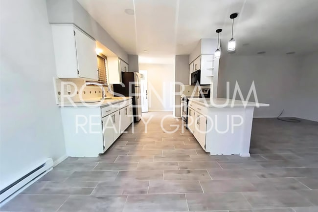Building Photo - Stunning 3-bedrooms, 2-baths single-family...
