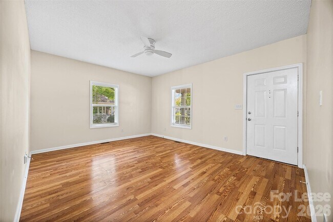 Building Photo - 215 6th St