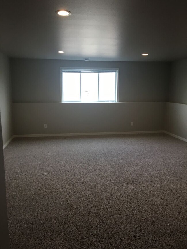 Building Photo - 4 Bed 2 Bath Single Family Home