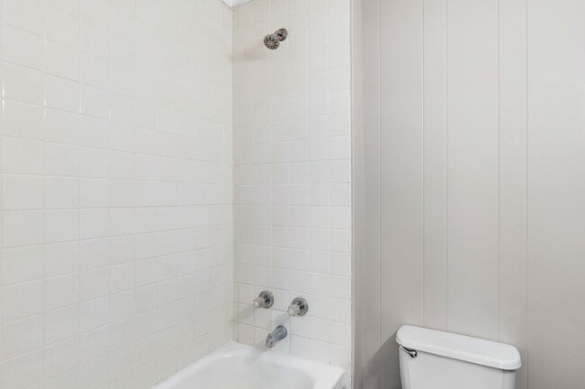 Building Photo - 3 Bed 2 Bath