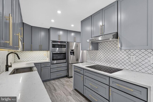 Building Photo - 8605 Western Oak Dr