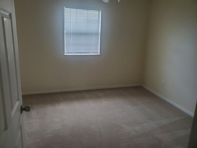 Building Photo - *$250 off first months rent for qualified ...