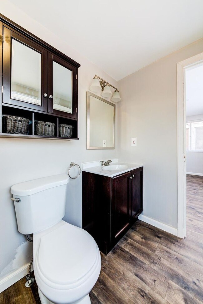 Building Photo - Stunning 3 bedroom home in Brookline available July 10!