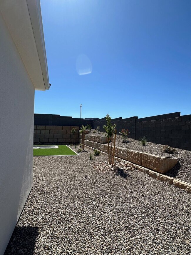 Building Photo - Stunning 5 Bedroom Home with Premium Upgrades Throughout