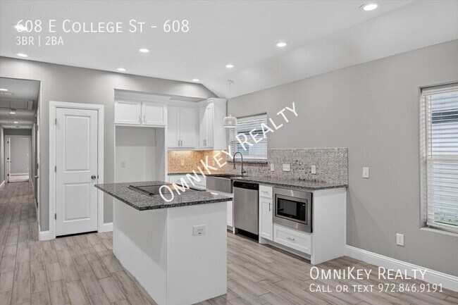 Building Photo - 608 E College St