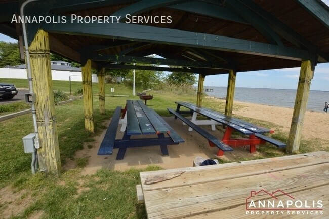 Building Photo - 714 Old Love Point Rd