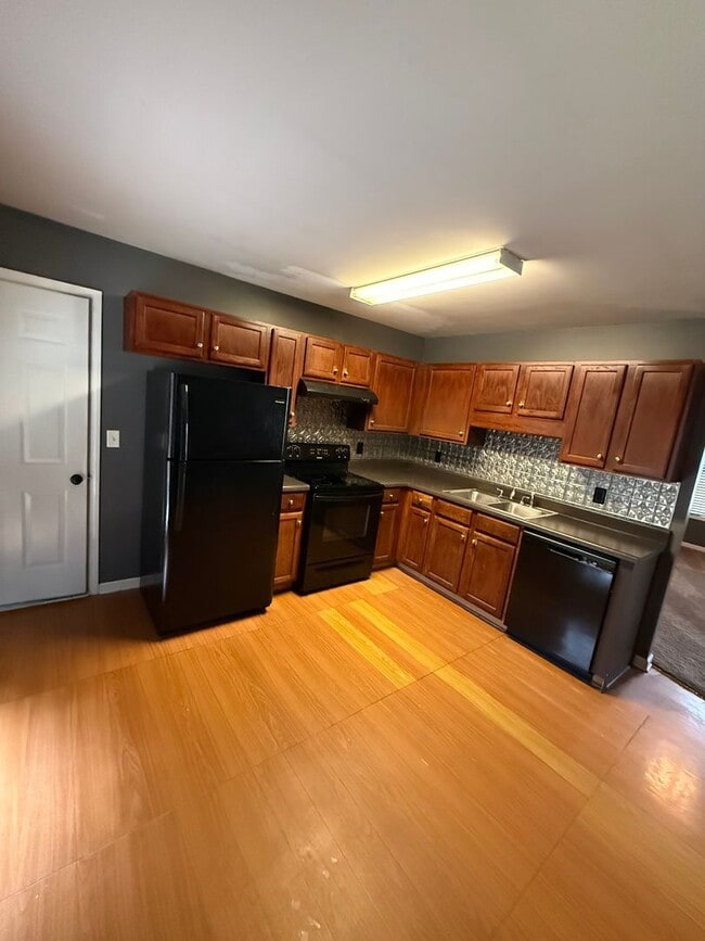 Building Photo - Comfort Meets Convenience — Move-In Ready!