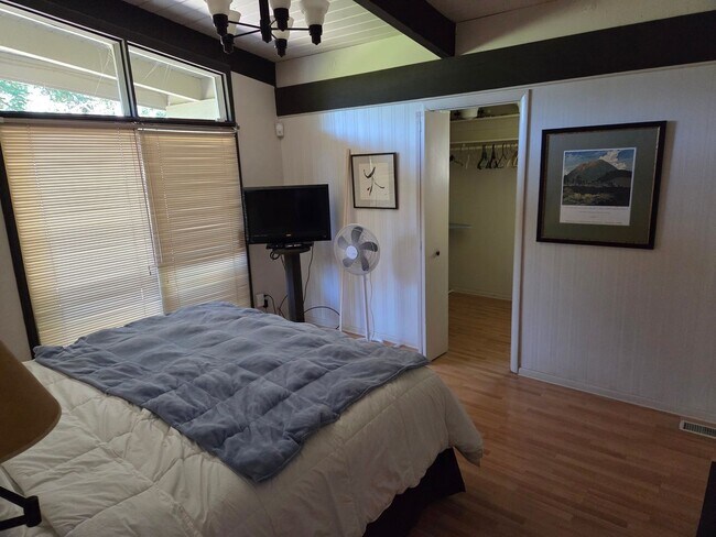Building Photo - 3500 N Country Club Dr