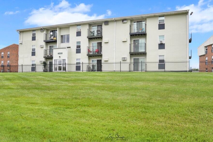 Building Photo - Whispering Oaks Apartments