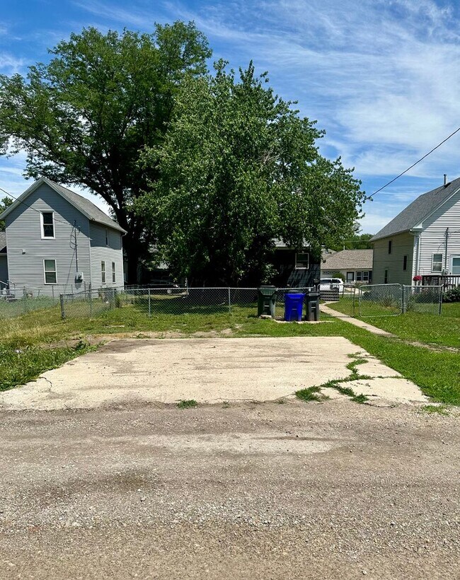 Building Photo - $1,175 | 1 Bedroom 1 Bath | Studio House | W&D | Fenced Yard | Central A/C