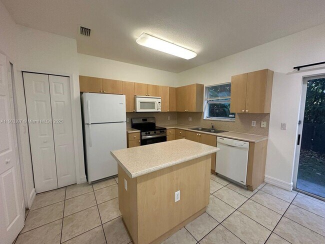 Building Photo - 1712 SE 31st Ct