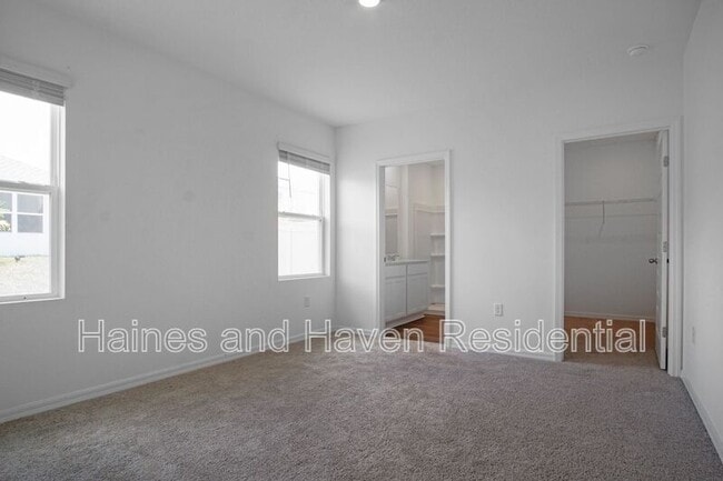 Building Photo - 5714 Somerset Dr