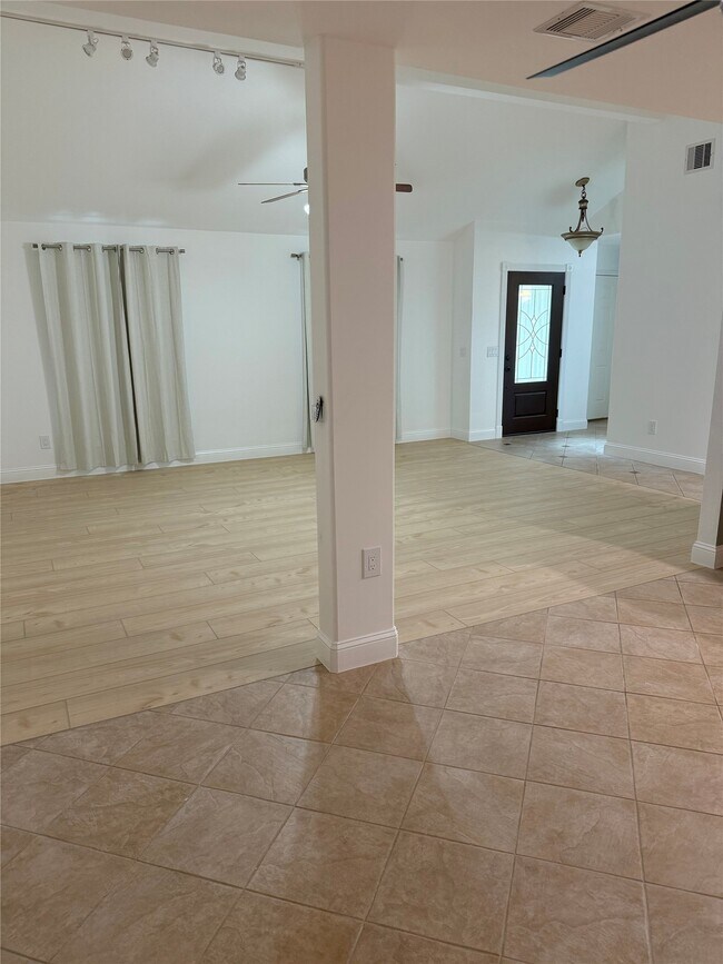 Building Photo - 3207 E Heatherock Cir