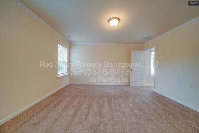Building Photo - 7015 Thornrose Dr