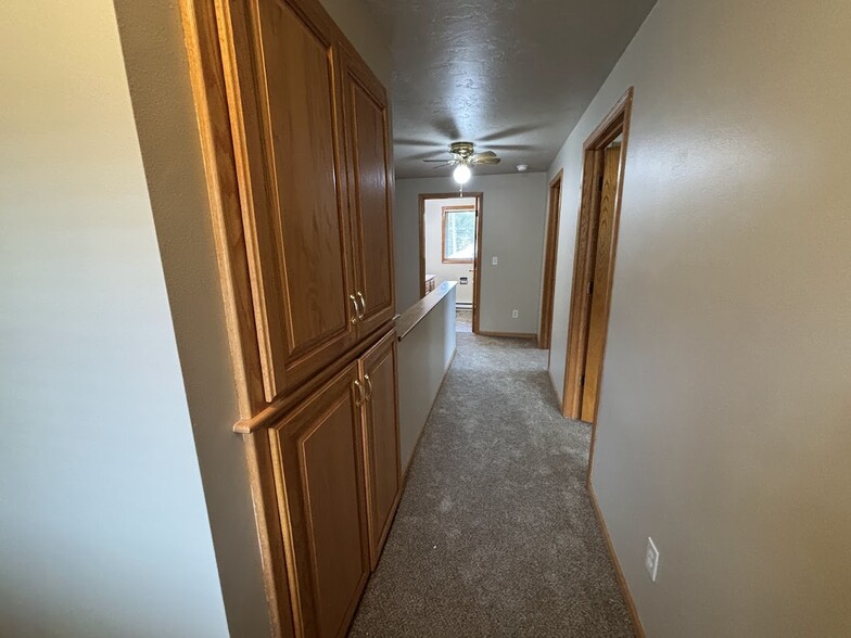 Building Photo - 3222 Lakeview Dr