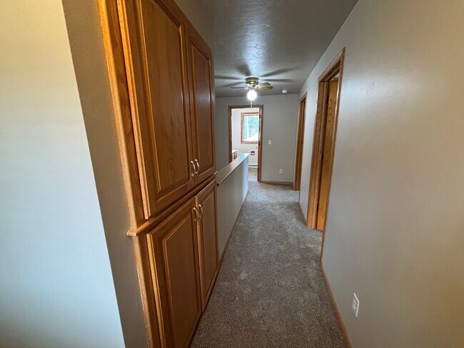 Building Photo - 3222 Lakeview Dr