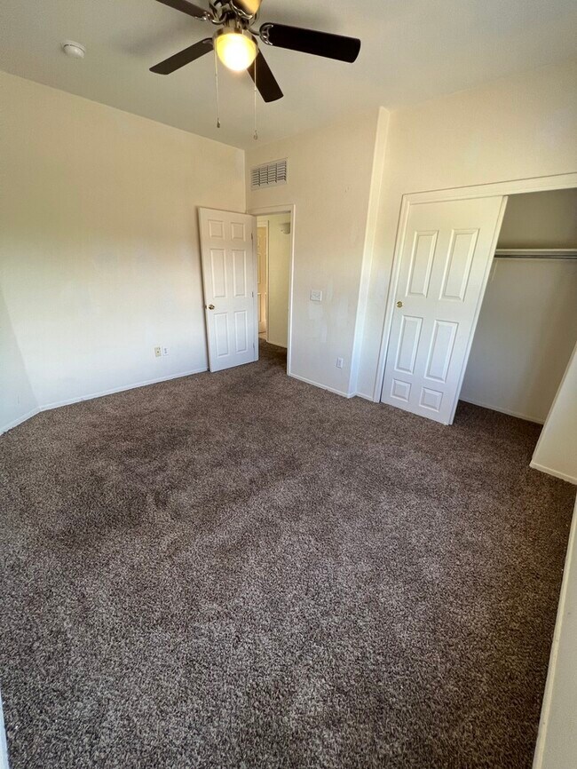 Building Photo - HOUSE FOR RENT