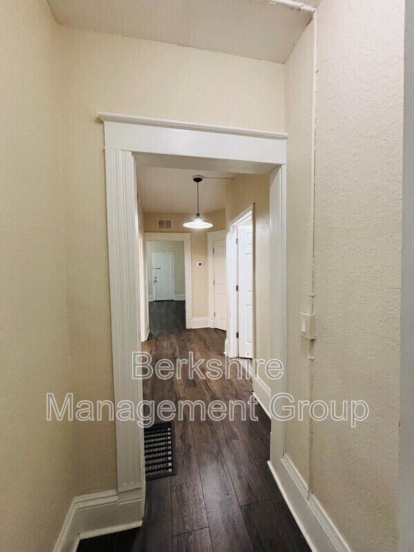 Building Photo - 118 S Lake Ave