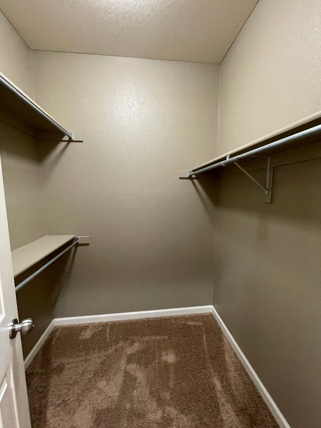 Building Photo - Charming Main Floor Condo in Water Valley