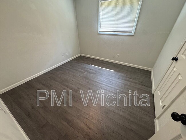 Building Photo - 420 W Mahoney Dr