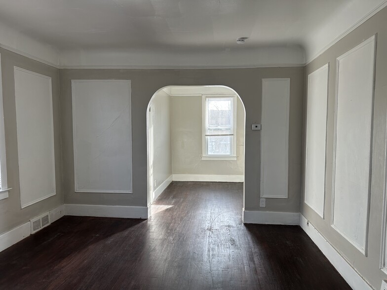 Upstairs Unit - 4820 Haverhill St