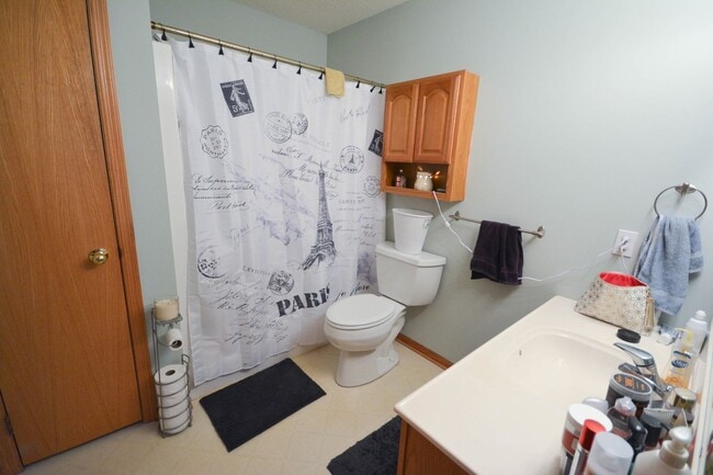 Building Photo - One level living in this end unit townhome!