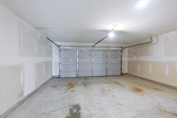 Building Photo - 216 York Ln