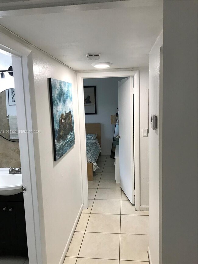 Building Photo - 10353 N Kendall Dr