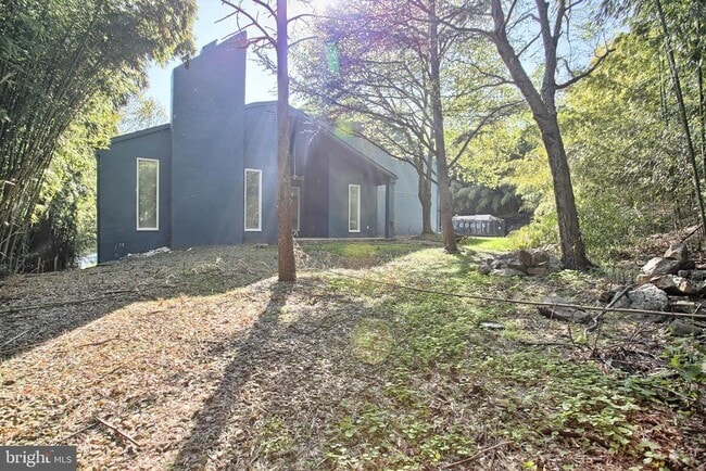 Building Photo - 1813 Holly Dr