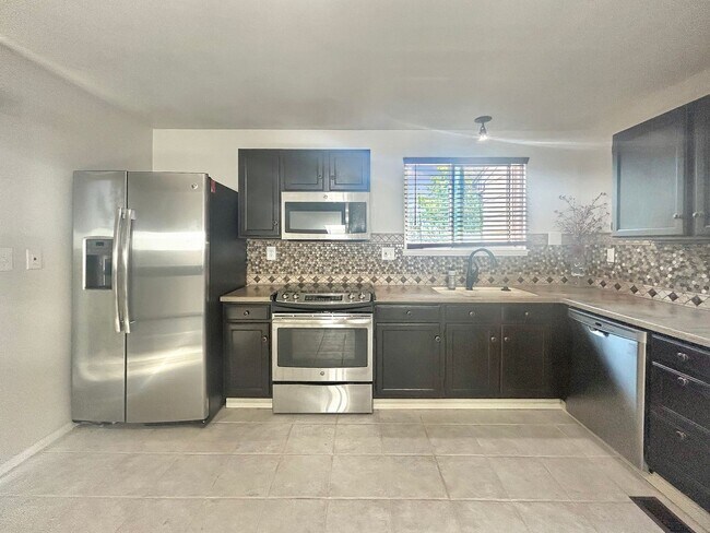 Building Photo - $0 DEPOSIT OPTION. DESIRABLE DAKOTA STATION SPLIT-LEVEL HOME WITH 3 BEDROOMS, 2 BATHS, AND SPACIO...